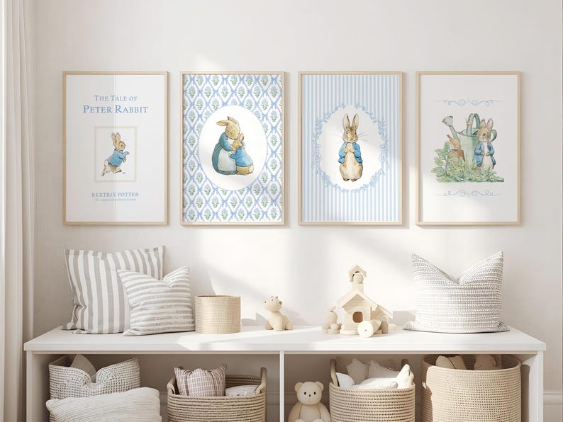 Puede incluir: Cuatro impresiones art&iacute;sticas enmarcadas con ilustraciones de Peter Rabbit. Las impresiones tienen una combinaci&oacute;n de colores azul claro y blanco. La primera impresi&oacute;n tiene el texto "The Tale of Peter Rabbit". Las otras presentan ilustraciones de conejos.