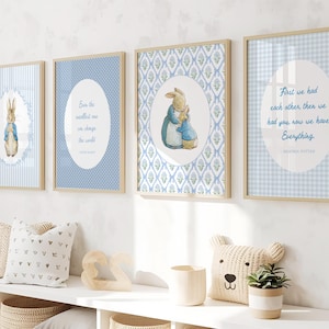 Puede incluir: Cuatro impresiones art&iacute;sticas enmarcadas con ilustraciones y citas de Peter Rabbit. Las impresiones tienen fondos azul claro y blanco con marcos de madera. Una impresi&oacute;n muestra a Peter Rabbit, otra tiene la cita "Incluso el m&aacute;s peque&ntilde;o puede cambiar el mundo."