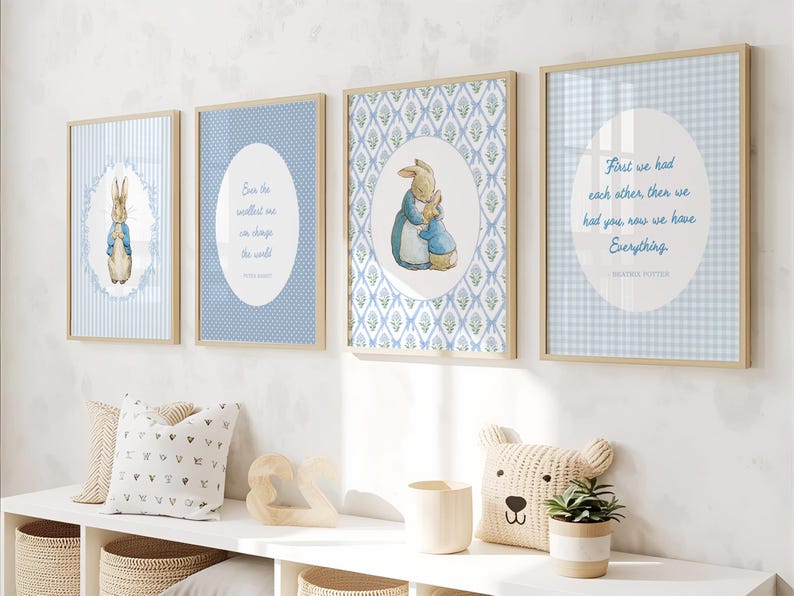 Puede incluir: Cuatro impresiones art&iacute;sticas enmarcadas con ilustraciones y citas de Peter Rabbit. Las impresiones tienen fondos azul claro y blanco con marcos de madera. Una impresi&oacute;n muestra a Peter Rabbit, otra tiene la cita "Incluso el m&aacute;s peque&ntilde;o puede cambiar el mundo."