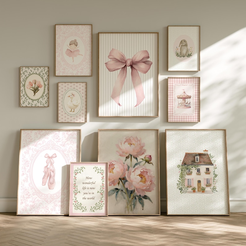 Peut inclure: Une collection d'impressions d'art encadr&eacute;es pr&eacute;sentant des illustrations &agrave; l'aquarelle dans des tons roses et neutres. Les impressions repr&eacute;sentent une ballerine, un n&oelig;ud, des fleurs, un lapin, un carrousel, une maison et des chaussons de danse. Le th&egrave;me g&eacute;n&eacute;ral est d&eacute;licat et f&eacute;minin.