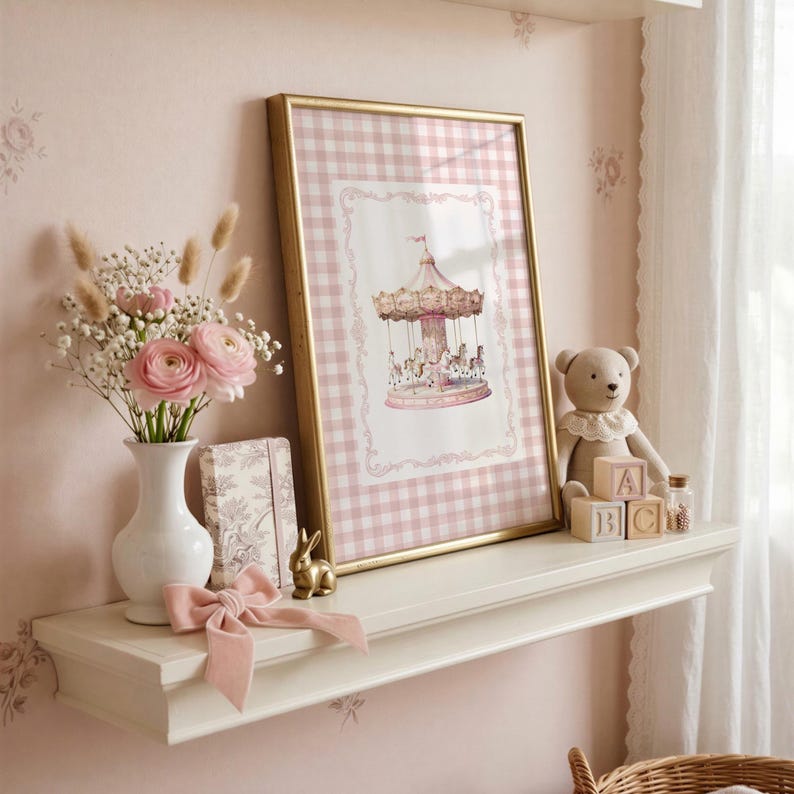 Peut inclure: Une impression encadr&eacute;e d'un carrousel avec une bordure vichy rose et blanche. L'impression est expos&eacute;e sur une &eacute;tag&egrave;re blanche avec un vase de fleurs, un ours en peluche et des blocs de bois. Une figurine de lapin dor&eacute;e et un n&oelig;ud rose sont &eacute;galement sur l'&eacute;tag&egrave;re.