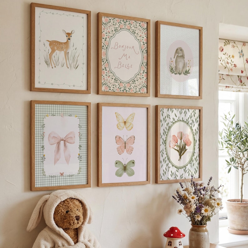 Peut inclure: Six cadres en bois clair pr&eacute;sentent des illustrations. Les impressions comprennent un faon, un lapin, des papillons, un n&oelig;ud et des motifs floraux. Les cadres sont en bois clair, accroch&eacute;s sur un mur cr&egrave;me.