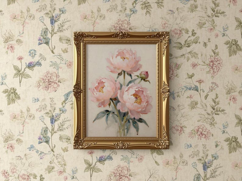 Peut inclure: Une impression florale encadr&eacute;e repr&eacute;sentant trois pivoines roses avec des feuilles vertes. L'&oelig;uvre est encadr&eacute;e dans un cadre dor&eacute; orn&eacute; et est accroch&eacute;e sur un fond de papier peint floral.