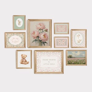 Peut inclure: Une collection d'impressions d'art encadr&eacute;es avec une esth&eacute;tique vintage. L'ensemble comprend des illustrations florales, de papillons et d'animaux, ainsi que du texte qui dit "You are so Loved" et "Thank Heaven for Little Girls." Les cadres sont en bois clair.