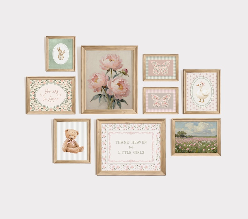 Peut inclure: Une collection d'impressions d'art encadr&eacute;es avec une esth&eacute;tique vintage. L'ensemble comprend des illustrations florales, de papillons et d'animaux, ainsi que du texte qui dit "You are so Loved" et "Thank Heaven for Little Girls." Les cadres sont en bois clair.