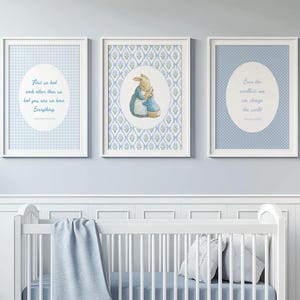 Puede incluir: Tres impresiones enmarcadas con marcos blancos. Las impresiones presentan una combinaci&oacute;n de colores azul y blanco. Una impresi&oacute;n tiene un patr&oacute;n de cuadros, otra una ilustraci&oacute;n de conejito y la tercera un patr&oacute;n de lunares. Cada impresi&oacute;n tiene una cita en un &oacute;valo blanco.