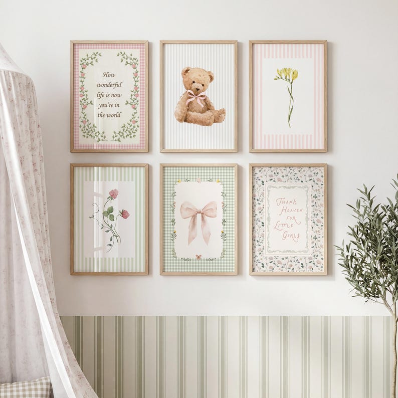 Peut inclure: Six tableaux encadr&eacute;s aux couleurs pastel. Ils pr&eacute;sentent des motifs floraux, un ours en peluche et des citations inspirantes. Les cadres en bois clair s'accordent avec l'esth&eacute;tique douce, id&eacute;ale pour une chambre d'enfant. L'ensemble est accroch&eacute; au mur.