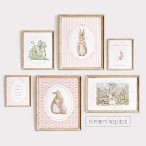 Può includere: Una collezione di stampe artistiche incorniciate con illustrazioni di Peter Rabbit e altri personaggi. Le stampe hanno una palette di colori tenui con accenti rosa e verdi, e sono esposte su una parete bianca.
