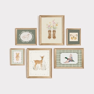 Peut inclure: Ensemble de tirages d'art encadr&eacute;s avec des illustrations &agrave; l'aquarelle. Les tirages repr&eacute;sentent un cerf, un ours en peluche, un chien, un papillon, un canard et des bottes avec des fleurs. Les cadres sont marron clair.