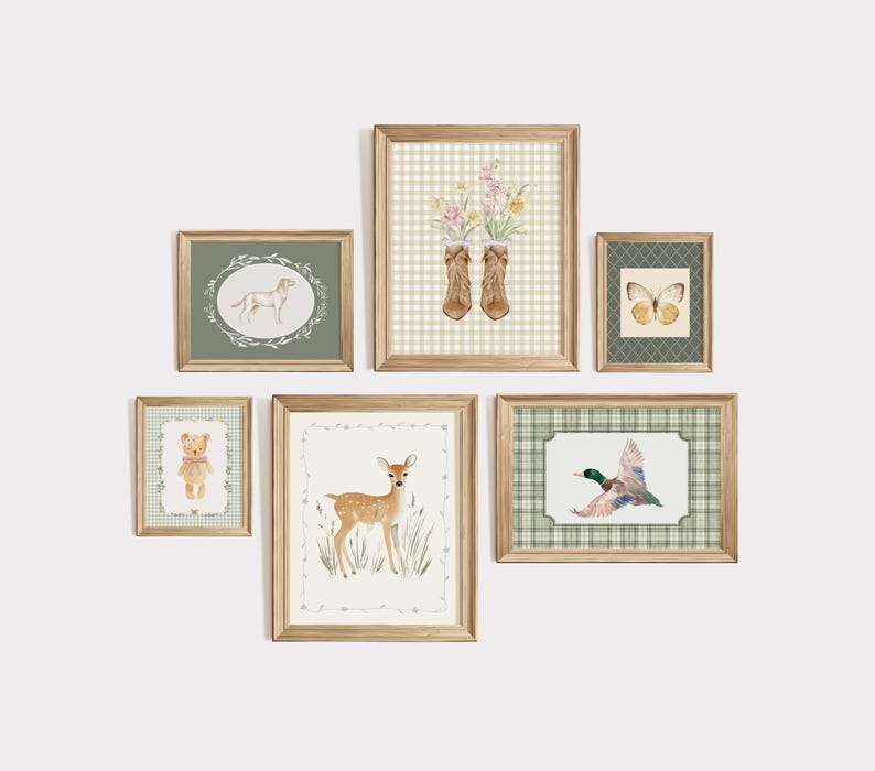 Peut inclure: Ensemble de tirages d'art encadr&eacute;s avec des illustrations &agrave; l'aquarelle. Les tirages repr&eacute;sentent un cerf, un ours en peluche, un chien, un papillon, un canard et des bottes avec des fleurs. Les cadres sont marron clair.