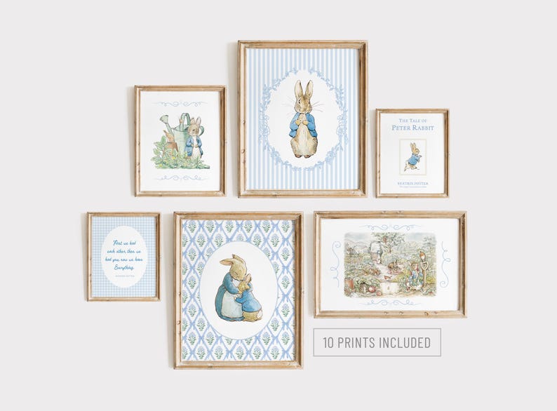 Puede incluir: Una colecci&oacute;n de l&aacute;minas art&iacute;sticas enmarcadas con ilustraciones de Peter Rabbit y otros personajes de la serie de libros infantiles. Las l&aacute;minas tienen una combinaci&oacute;n de colores azul claro y blanco, con marcos de madera. El texto "10 PRINTS INCLUDED" es visible.
