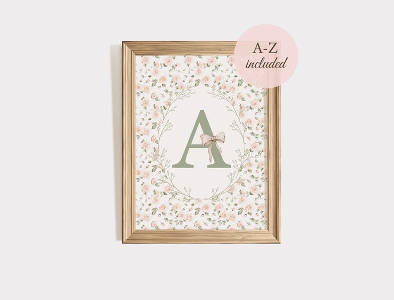 Peut inclure: Impression florale encadr&eacute;e avec la lettre "A" en vert sauge, orn&eacute;e d'un n&oelig;ud rose. La lettre est entour&eacute;e d'une couronne de roses roses et de feuilles vertes. L'impression est dans un cadre en bois, avec le texte "A-Z included" dans un cercle rose.