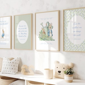 Puede incluir: Cuatro l&aacute;minas enmarcadas con ilustraciones y citas de la serie Peter Rabbit. Las l&aacute;minas tienen marcos de madera clara y representan escenas con Peter Rabbit, citas y dise&ntilde;os florales. La paleta de colores incluye azules, verdes y blancos suaves.
