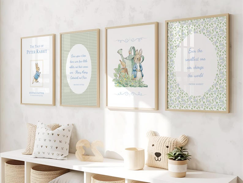 Puede incluir: Cuatro l&aacute;minas enmarcadas con ilustraciones y citas de la serie Peter Rabbit. Las l&aacute;minas tienen marcos de madera clara y representan escenas con Peter Rabbit, citas y dise&ntilde;os florales. La paleta de colores incluye azules, verdes y blancos suaves.