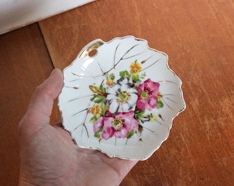 Vintage Floral Ring Dish / trinket dish, nasco made in japan, small porcelain dish, floral design plate, leaf shaped dish, gold rimmed plate
