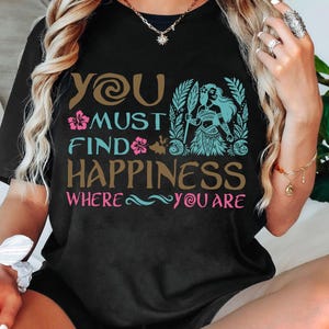Sie müssen Glück finden, wo Sie sind Shirt, Disney Moana T-Shirts, WWW Disneyland Magic Kingdom T-Shirt, passender Familienausflug, Moana Prinzessin