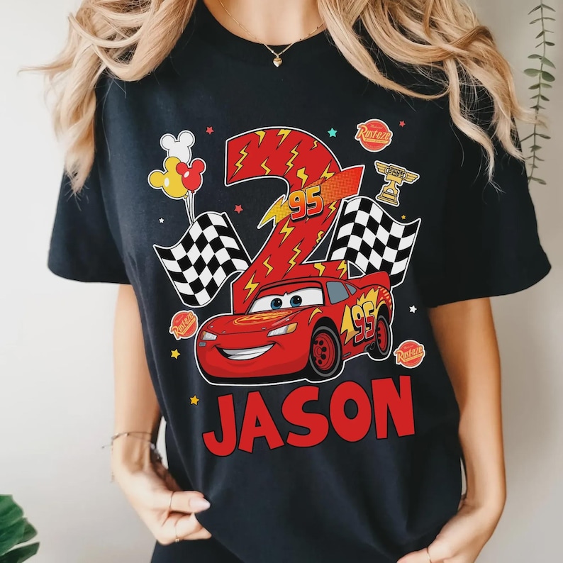 Camiseta personalizada de cumpleaños de Rayo McQueen, viaje familiar a Disneyland 2026, atuendo de cumpleaños de Disney para niño, camiseta personalizada con nombre y edad con temática de Cars imagen 3
