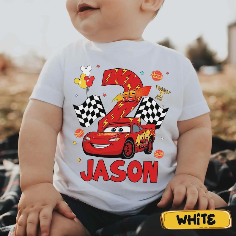 Camiseta personalizada de cumpleaños de Rayo McQueen, viaje familiar a Disneyland 2026, atuendo de cumpleaños de Disney para niño, camiseta personalizada con nombre y edad con temática de Cars imagen 1