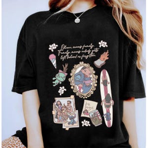 Puede incluir: Camiseta negra con un collage de dibujos animados. El dise&ntilde;o incluye una imagen enmarcada de dos personajes, una tabla de surf y otras ilustraciones. El texto dice: "Ohana, significa familia. Familia, significa que nadie se queda atr&aacute;s ni se olvida."