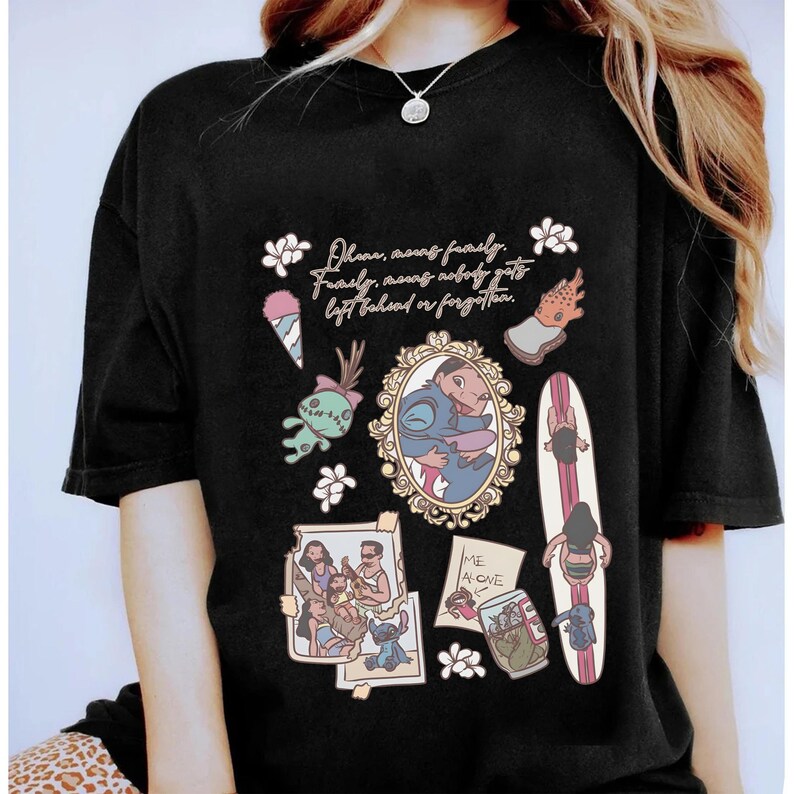 Puede incluir: Camiseta negra con un collage de dibujos animados. El dise&ntilde;o incluye una imagen enmarcada de dos personajes, una tabla de surf y otras ilustraciones. El texto dice: "Ohana, significa familia. Familia, significa que nadie se queda atr&aacute;s ni se olvida."