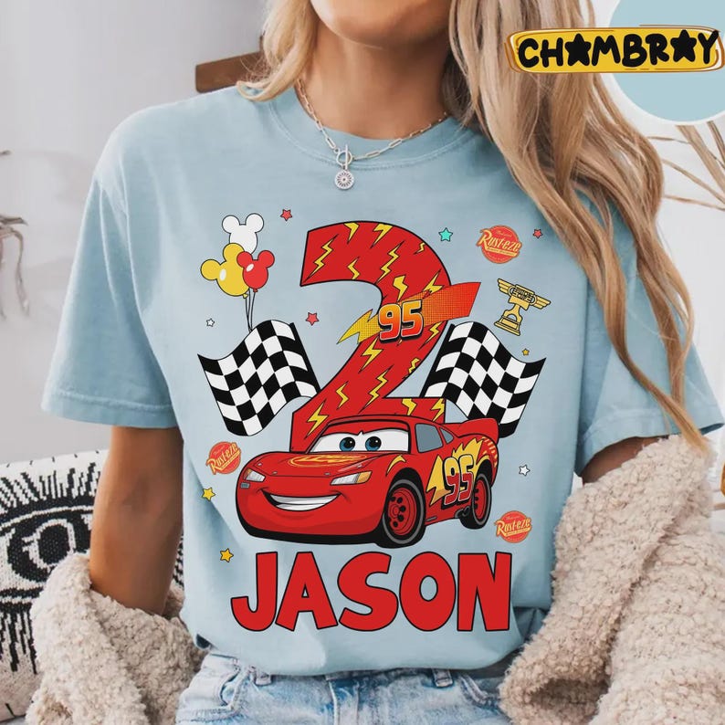 Camiseta personalizada de cumpleaños de Rayo McQueen, viaje familiar a Disneyland 2026, atuendo de cumpleaños de Disney para niño, camiseta personalizada con nombre y edad con temática de Cars imagen 4