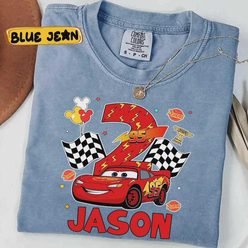 Camiseta personalizada de cumpleaños de Rayo McQueen, viaje familiar a Disneyland 2026, atuendo de cumpleaños de Disney para niño, camiseta personalizada con nombre y edad con temática de Cars imagen 2