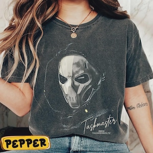 Könnte beinhalten: Rustikales Holzschild mit dem Text "Welcome to our home" in weißer Schrift. Das Schild hat eine Used-Optik und ein schlichtes, einladendes Design, ideal für die Dekoration der Haustür.