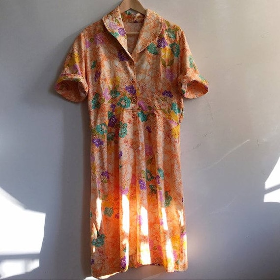 1970s Vintage Tie Dye Batik Floral Print Shirtwai… - image 1