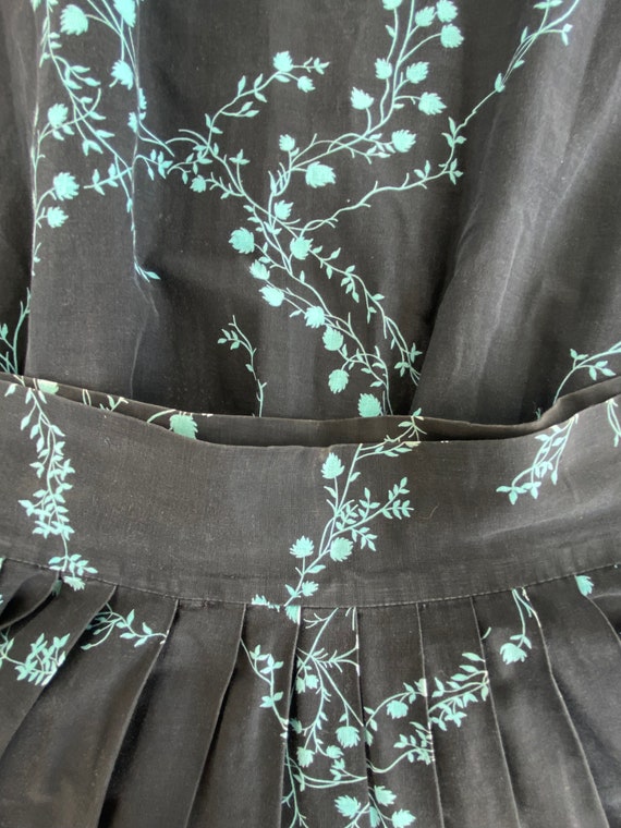 1950s Black and Green Floral Vines Cotton Fit and… - image 3