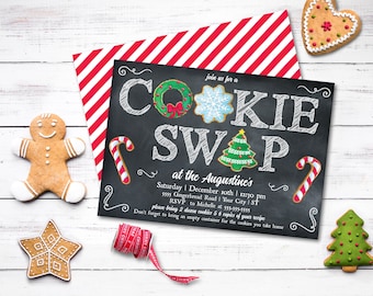 Pode incluir: Um convite em estilo quadro-negro para um troca de biscoitos. O convite apresenta um fundo listrado vermelho e branco festivo e um quadro-negro com as palavras "Cookie Swap" escritas com giz branco. O convite também inclui detalhes sobre o evento, como a data, a hora e o local.