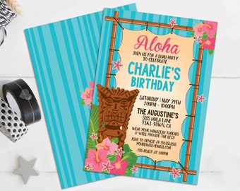 Pode incluir: Um convite azul e castanho com um ídolo tiki e flores tropicais. O texto diz "Aloha Junte-se a nós para uma festa de luau para celebrar o aniversário do Charlie Sábado, 29 de maio 14:00 - 22:00 The Augustine's 5555 Hula Lane Tiki-Town, CA Use suas roupas havaianas e nós forneceremos os colares RSVP para Denise no 555.555.5555 youremail@email.com Assado de porco às 17:00"