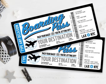 Peut inclure: Un modèle de carte d'embarquement imprimable avec un design bleu et noir. Le texte sur le modèle dit "Boarding Pass" et "Pack your bags! You're jetting off!" Le modèle comprend des champs pour le nom du passager, le nom du destinataire, la date, l'heure et un message. Le modèle comprend également un graphique d'un avion.