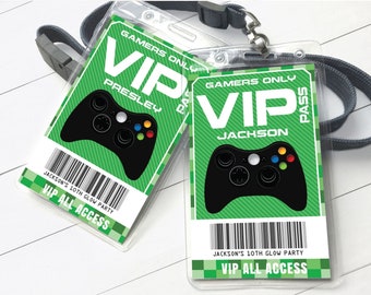 Puede incluir: Dos plantillas de pases VIP de jugador verde y negro con un gráfico de mando de videojuego verde y negro. El texto en los pases dice "Gamers Only VIP" e incluye los nombres "Presley" y "Jackson". El texto también dice "Jackson's 10th Glow Party" y "VIP All Access".