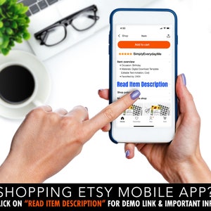 Puede incluir: Un tel&eacute;fono inteligente muestra un anuncio de Etsy con el texto "Leer descripci&oacute;n del art&iacute;culo". El tel&eacute;fono lo sostiene una persona. El fondo incluye una computadora port&aacute;til, gafas, una taza de caf&eacute; y una planta peque&ntilde;a. La parte inferior de la imagen dice: SHOPPING ETSY MOBILE APP?