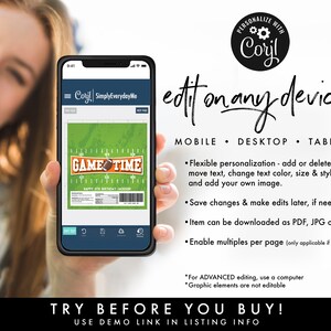 K&ouml;nnte beinhalten: Ein Handy-Bildschirm zeigt eine digitale Vorlage f&uuml;r eine Party-Gunst zum Thema Fu&szlig;ball. Die Vorlage zeigt ein gr&uuml;nes Feld mit wei&szlig;en Yard-Linien und den Text "GAME TIME". Die Vorlage ist mit der Corjl-App anpassbar.