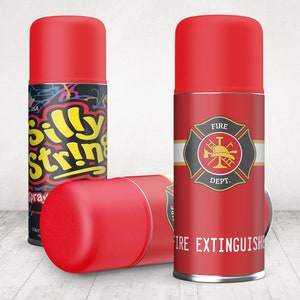 Puede incluir: Tres botes de aerosol rojos. Un bote tiene una etiqueta negra con el texto "Silly String" y un diseño colorido. Otro bote tiene una etiqueta roja con un emblema de bombero en blanco y negro y el texto "Fire Dept." y "Fire Extinguisher".