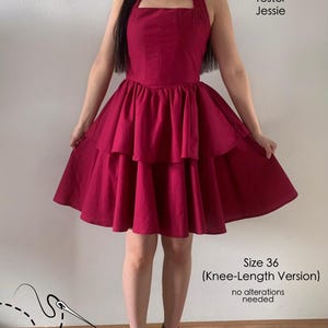 Puede incluir: Un vestido rojo de tirantes con falda de capas. El vestido es de largo hasta la rodilla y no necesita ninguna alteraci&oacute;n. Talla 36. Hecho por Pattern Tester Jessie.