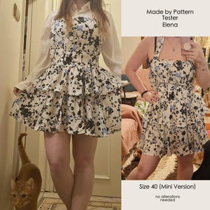 Puede incluir: Un vestido blanco con estampado floral negro y azul. El vestido tiene una falda de capas y un escote cuadrado. El vestido se muestra en una modelo y est&aacute; etiquetado como "Talla 40 (Versi&oacute;n Mini)" y "Hecho por Pattern Tester Elena".