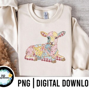 Op de afbeelding: Crèmekleurige sweatshirt met een kleurrijk patchwork lam-ontwerp. Het lam ligt, met details in roze, blauw, geel en rood. De tekst "PNG | DIGITAL DOWNLOAD" staat onderaan.