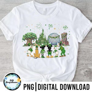 Puede incluir: Camiseta blanca con un diseño gráfico colorido de personajes de Disney e iconos de parques en verde, celebrando el Día de San Patricio. El diseño incluye a Pato Donald, Mickey y Minnie Mouse, y Goofy. El texto "PNG | DIGITAL DOWNLOAD" está en la parte inferior.