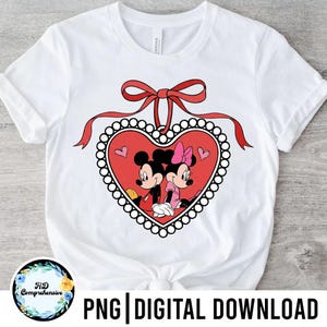 Puede incluir: Camiseta blanca con un diseño en forma de corazón con Mickey y Minnie Mouse. El corazón rojo está bordeado con perlas blancas y un lazo rojo. El texto "PNG | DIGITAL DOWNLOAD" está en la parte inferior.