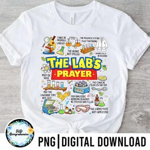 Può includere: T-shirt bianca con una grafica colorata che raffigura attrezzature da laboratorio e la scritta "THE LAB'S PRAYER". Il design include illustrazioni scientifiche e frasi come "May QC Pass" e "The Urines Not Spilled".