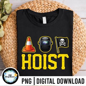 Puede incluir: Camiseta negra con un dise&ntilde;o gr&aacute;fico que presenta un cono de tr&aacute;fico, una m&aacute;scara de soldadura y una bandera pirata con una calavera y huesos cruzados. La palabra "HOIST" est&aacute; impresa en letras amarillas grandes. El texto "PNG | DESCARGA DIGITAL" est&aacute; en la parte inferior.