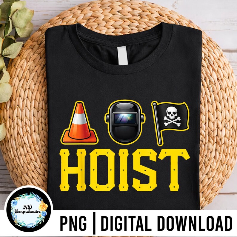 Puede incluir: Camiseta negra con un dise&ntilde;o gr&aacute;fico que presenta un cono de tr&aacute;fico, una m&aacute;scara de soldadura y una bandera pirata con una calavera y huesos cruzados. La palabra "HOIST" est&aacute; impresa en letras amarillas grandes. El texto "PNG | DESCARGA DIGITAL" est&aacute; en la parte inferior.