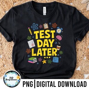 Peut inclure: T-shirt noir avec l'inscription jaune "TEST DAY LATER", entourée d'illustrations sur le thème de l'école. Comprend un crayon, une horloge, une tasse de café et des livres. Le t-shirt porte également l'inscription "YOU GOT THIS!"