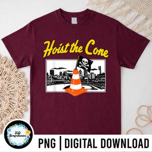 Puede incluir: Camiseta burdeos con la frase "Hoist the Cone" en amarillo. El dise&ntilde;o incluye un cono de tr&aacute;fico con una bandera de calavera y huesos cruzados, sobre un horizonte urbano. El texto "PNG | DIGITAL DOWNLOAD" est&aacute; en la parte inferior.