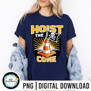 Puede incluir: Camiseta azul marino con un dise&ntilde;o gr&aacute;fico que presenta un cono de tr&aacute;fico, una bandera pirata y las palabras "HOIST THE CONE" en amarillo. El dise&ntilde;o incluye una calavera y huesos cruzados. Tambi&eacute;n se ven las palabras "PNG | DIGITAL DOWNLOAD".