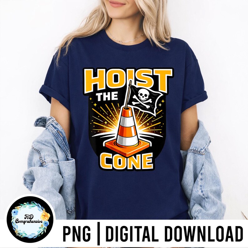 Puede incluir: Camiseta azul marino con un dise&ntilde;o gr&aacute;fico que presenta un cono de tr&aacute;fico, una bandera pirata y las palabras "HOIST THE CONE" en amarillo. El dise&ntilde;o incluye una calavera y huesos cruzados. Tambi&eacute;n se ven las palabras "PNG | DIGITAL DOWNLOAD".