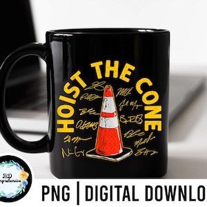 Puede incluir: Taza de caf&eacute; negra con la frase amarilla "HOIST THE CONE" y un cono de tr&aacute;fico rojo y blanco. La taza incluye firmas y el texto "PNG | DIGITAL DOWNLOAD".