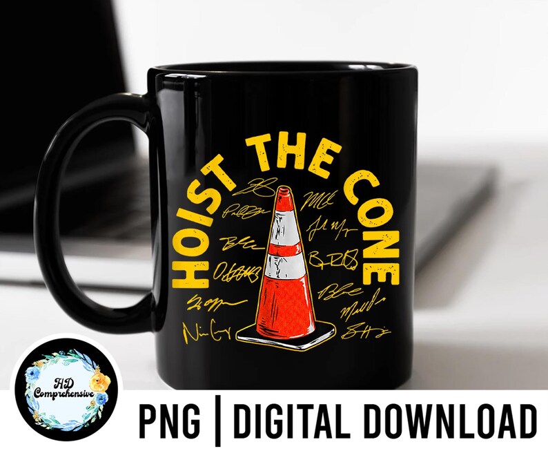 Puede incluir: Taza de caf&eacute; negra con la frase amarilla "HOIST THE CONE" y un cono de tr&aacute;fico rojo y blanco. La taza incluye firmas y el texto "PNG | DIGITAL DOWNLOAD".